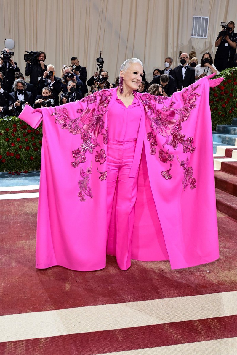 dianalunareja's tweet photo. Su majestad Glenn Close confirma el color de la temporada.
#MetGala https://t.co/valLddO5vU