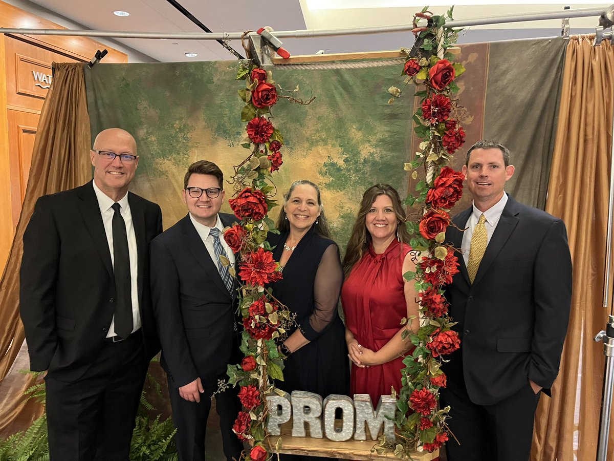 StoweFoSho's tweet photo. Happy National Principal’s Day to @LakeCreekHS ‘s 21-22 duo of @PhilTweaton and Mr. McFadden !

#lakecreeklions #RO4R https://t.co/GMhHBc7Gom