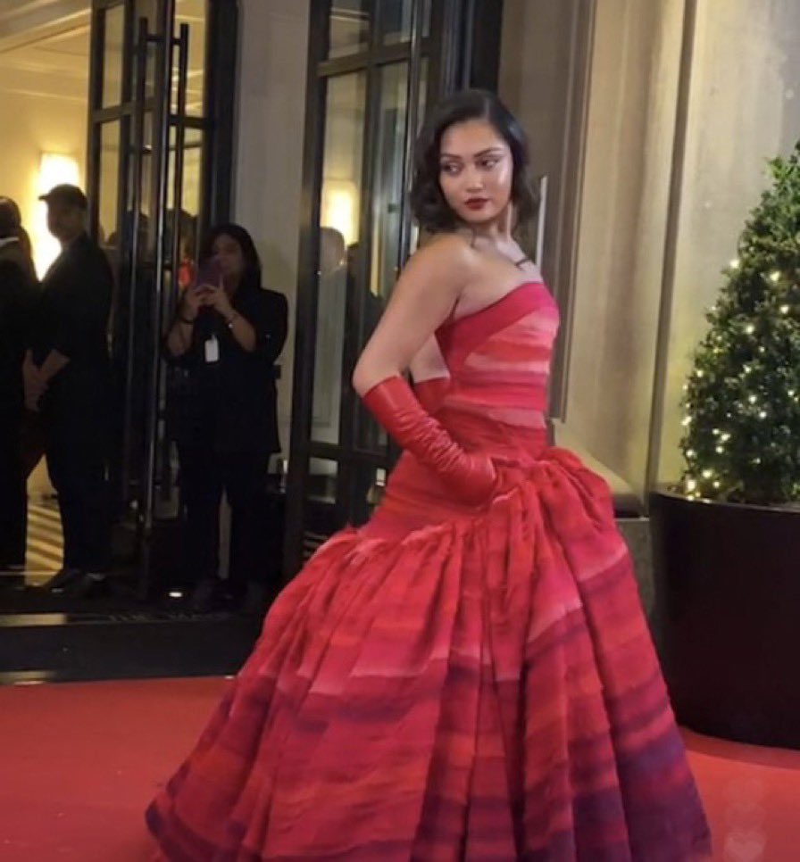gospelvoni's tweet photo. increíble como llego al met gala https://t.co/q8BcitLr1x