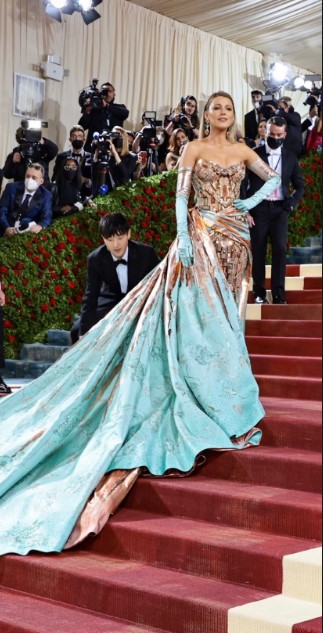 alejandrocsome's tweet photo. Blake Lively se habría inspirado para su traje del #MetGala en el cobre oxidado de la estatua de la Libertad y en el Empire State.

Y creo que necesito que hagamos un Baile como el de Oskar Schlemmer para la Bauhaus. https://t.co/eGJdLK8UJG