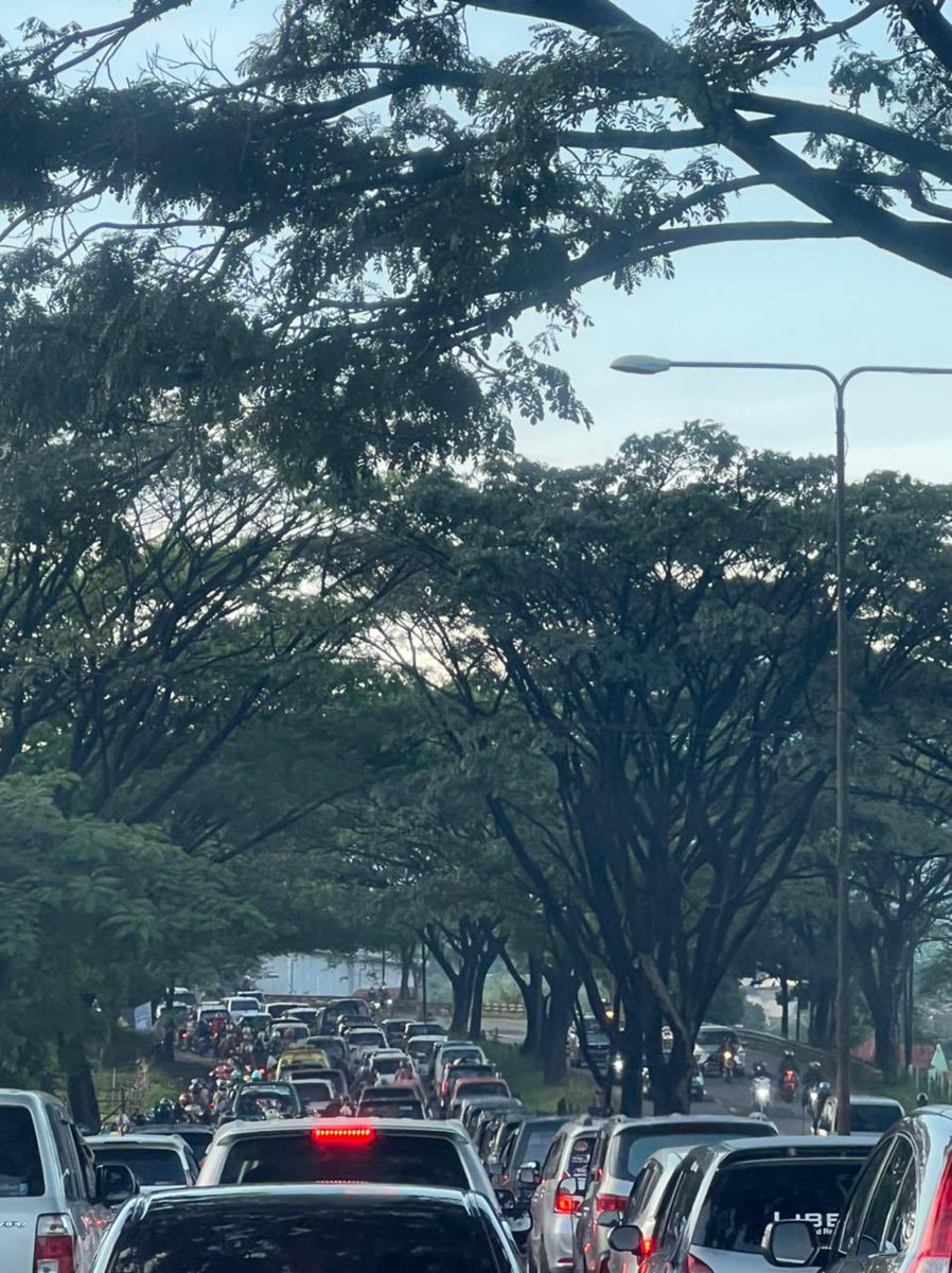 MyFMCG_Way's tweet photo. Jalur provinsi Cileunyi-Nagrak (06.00 WIB) macet parah…belum terlihat ada petugas yg mengatur….mohon dibantu🙏 @TMCPoldaMetro @RTMC_PoldaJabar @infoDISHUB @infomudikllaj @RadioElshinta @cctv_lampumerah @detik_jabar https://t.co/oNcEgGMJBY