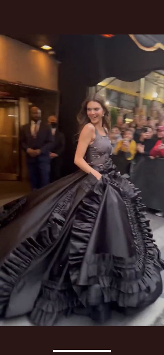 Cmcginn_24's tweet photo. could kendall not have spoken to kylie  #MetGala https://t.co/I3GGQ5Vo18