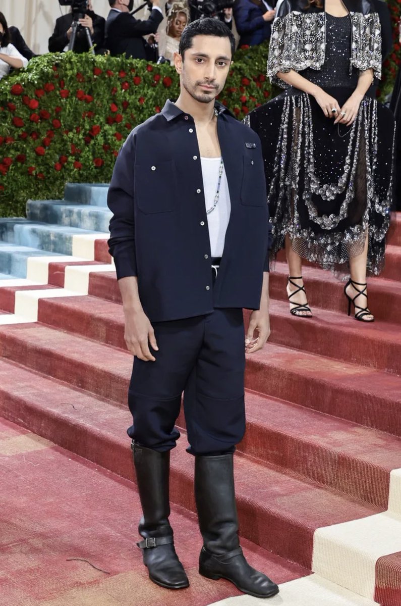 Riz Ahmed pays homage to “the immigrant workers who kept the Gilded Age golden” with his #MetGala look. 

(via <a href="/Variety/">Variety</a>)