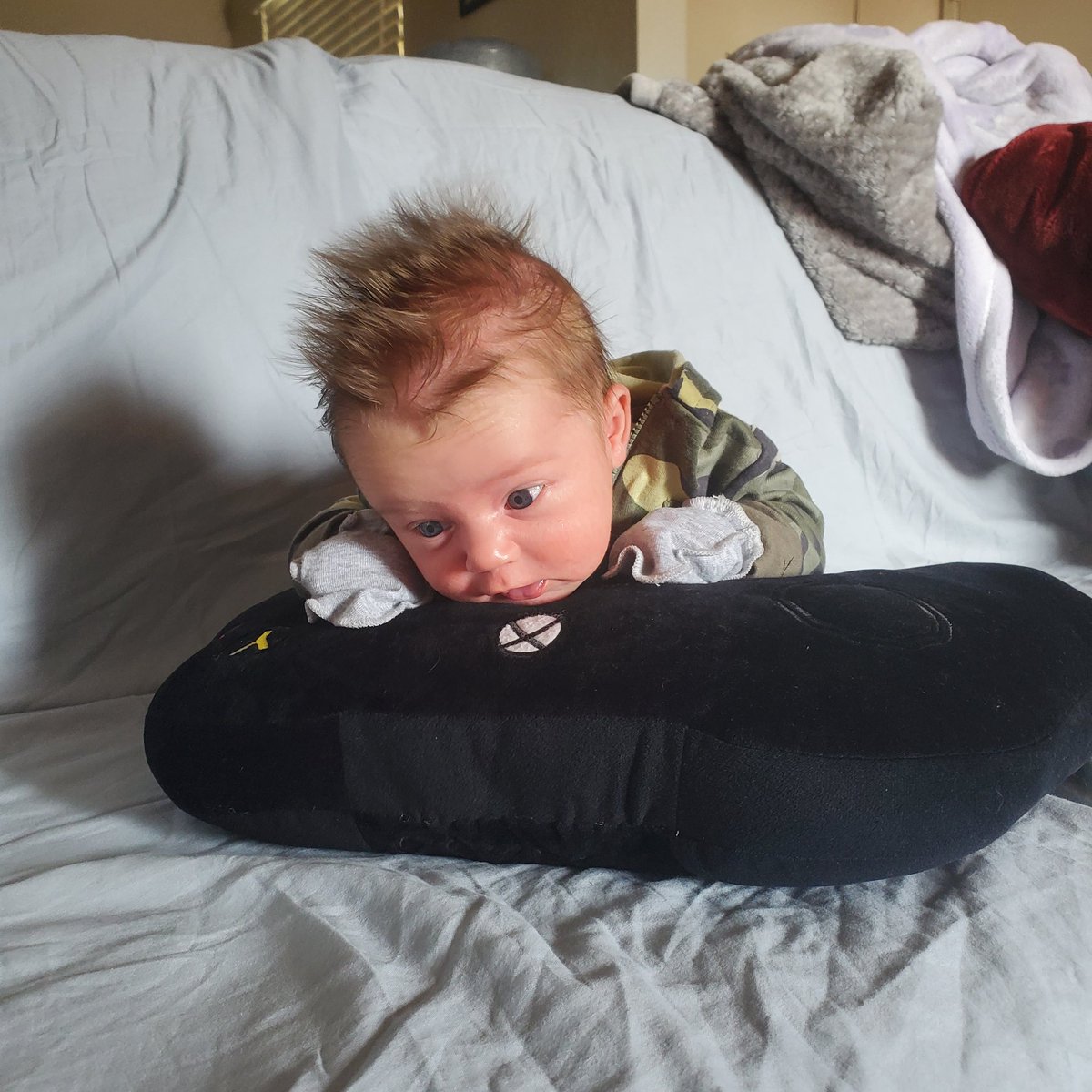 M0vMentz's tweet image. Gotta start them young! @xbox #xbox #OnemonthOld