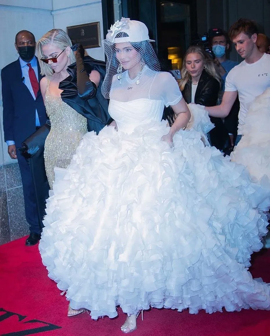 Kylie está vestindo Off-White para o #MetGala
