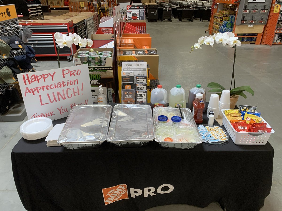 giselaaacis's tweet photo. Burgers, hot dogs, sausages, chips &amp; drinks for our Pros who love to eat just as much as they love getting the job done! 🍔🌭🎉 #proappreciation2022
@BrentNorwood2 @CharlieHHong @KathrynEpps3 @Lizanderlawren2 @ChipElbers https://t.co/0hX6OohsXP