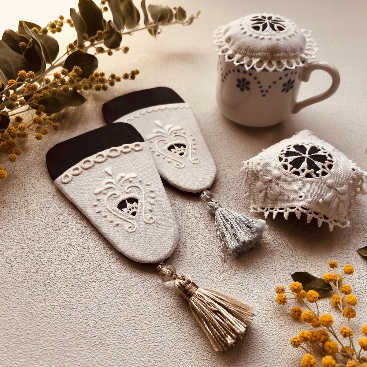 shiroitolife's tweet photo. 佐藤ちひろ先生の本『HEDEBOデンマーク伝統の白糸刺繍』より、
縁飾りのお勉強❣️
アチコチの図案を組み合わせて、刺したことがない縁飾りを3種類、刺してみました。
できる事が増えて、
とっても嬉しい🥰
もっともっと綺麗に刺したい🪡❣️
#佐藤ちひろ
#hedebo https://t.co/eOIWZRqBR8