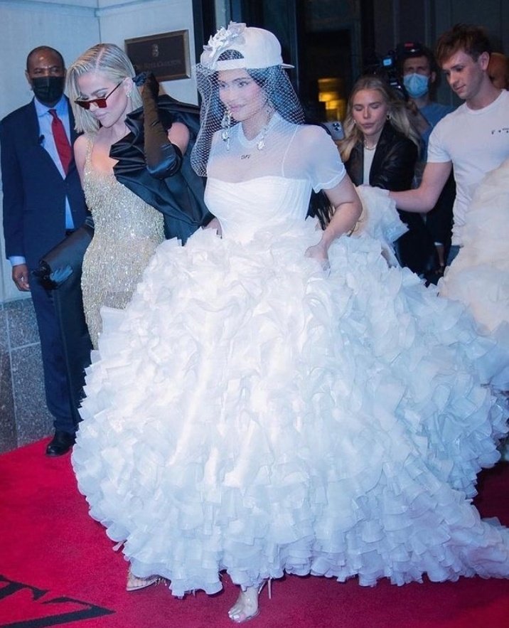 📸| Kylie Jenner e Khloé Kardashian estão a caminho do Met Gala.

É a primeira vez de Khloé no tapete vermelho do Met.