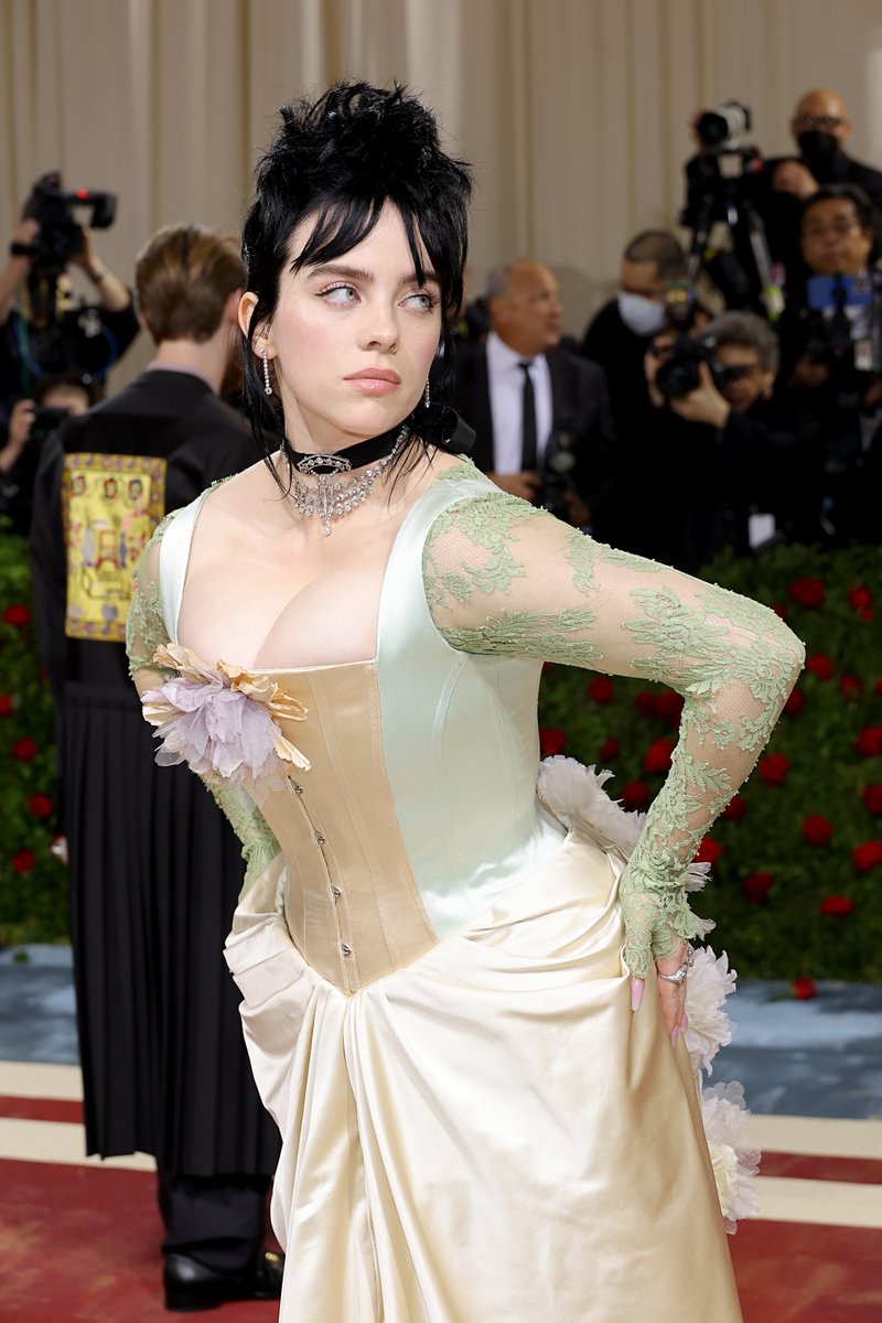 MTV's tweet photo. BILLIE 🖤 #MetGala https://t.co/tFSYynTiVU