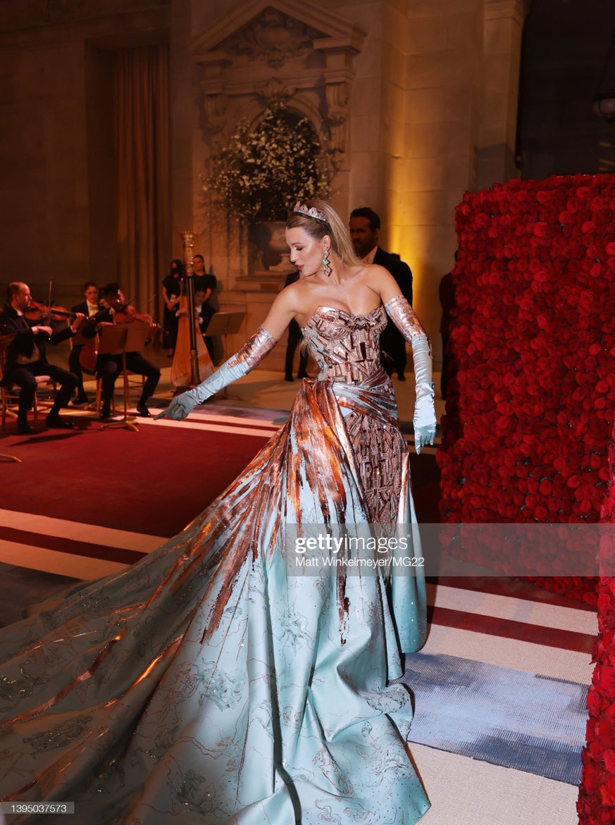 coitada da Blake deve ser difícil carregar todo ano o #MetGala nas costas sem decepcionar ngm