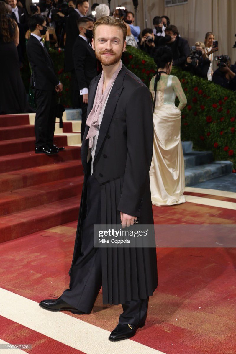 eutocomsono27's tweet photo. FINNEAS  ta no tapete vernelho e amei o terno dele demais.
 finneas ta lindo #MetGala2022 #MetGala https://t.co/Tc5rKgLoTe