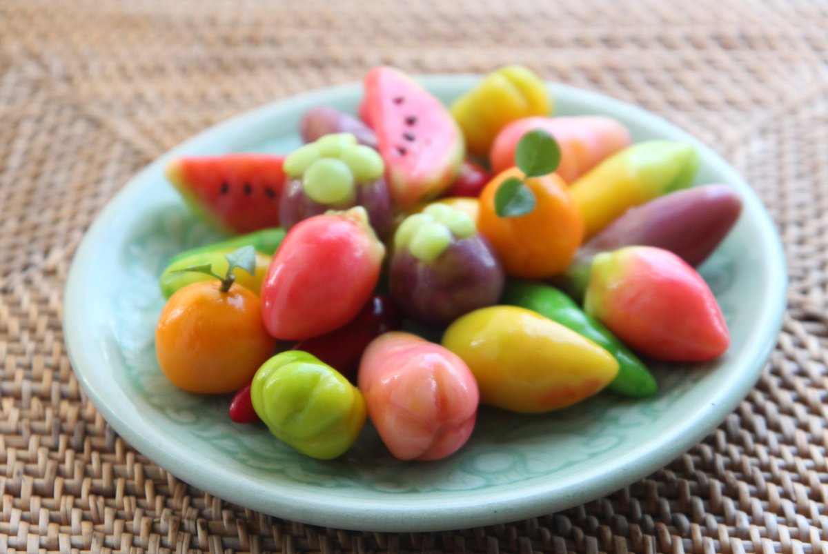 padma_d_kyoko's tweet photo. 初めて作ったタイ伝統菓子の #ルークチュップ
あまりにも可愛いくて一晩経ってもまだひと粒も食べられない。
#タイ料理教室diidii #diidii #タイ料理 #sweets #thaifood https://t.co/orfn613w72