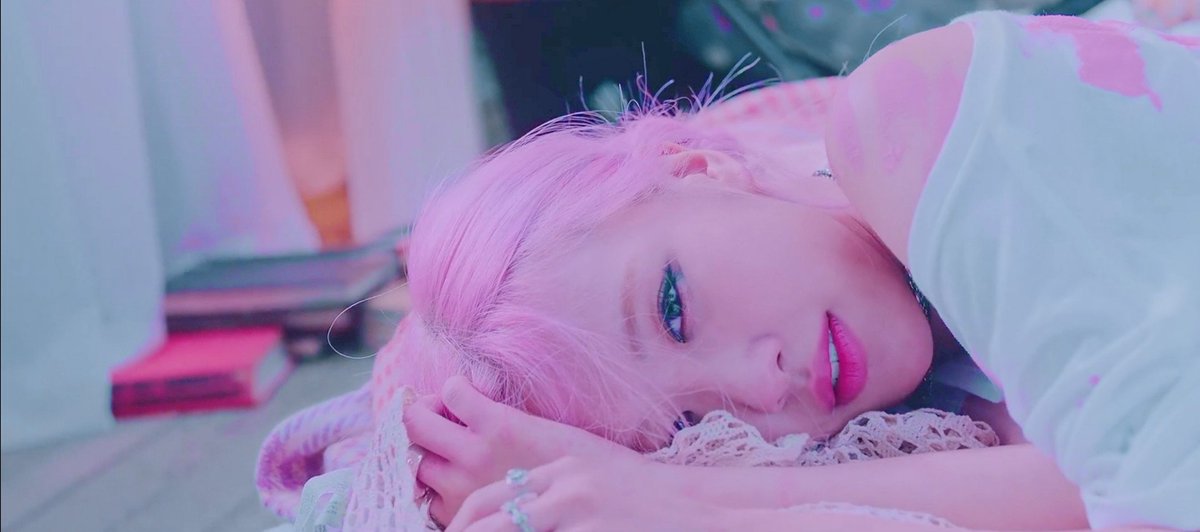 _lisamanobanBP's tweet photo. ¿Cómo que ROSÉ no aparecerá de sorpresa en la MET GALA de este año? 
Achicopalao banda https://t.co/oEgVD4gPdo