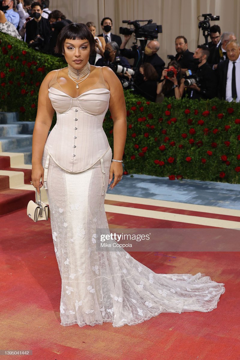 ImagenFans's tweet photo. Gilded Glamour llegó al #MetGala 🖤

Paloma Elsesser en un vestido de #Coach y Billie Eilish en un vestido de #Gucci https://t.co/yoeRepJnNT