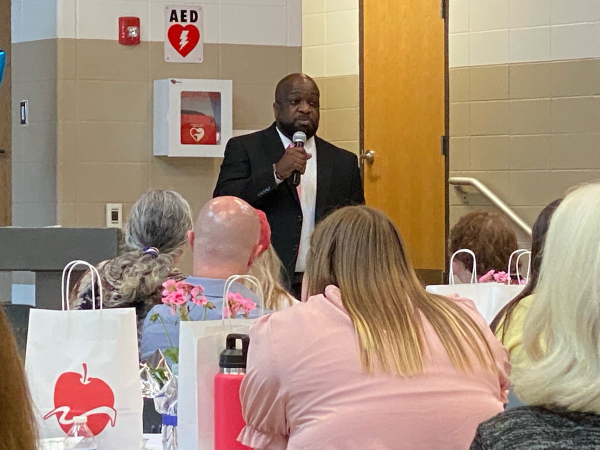 Mstewart_2u's tweet photo. It was an honor to speak at our ⁦@DPS61Decatur⁩ New Educator Celebration. Such an amazing group of educators and we are soooo happy to have them ⁦@SuptDPS61⁩ ⁦@JeffDase⁩ #DPSLetsGo https://t.co/R34YSwrQZ4