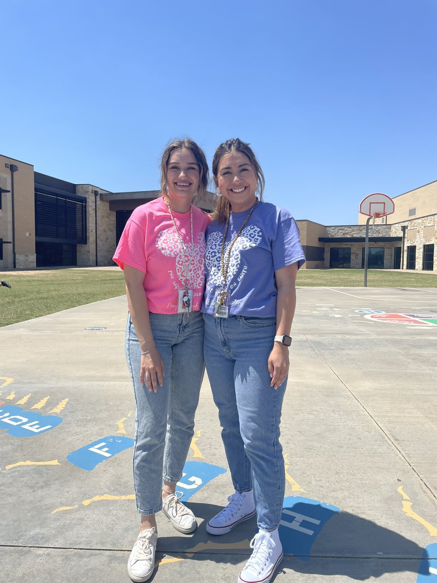 Not on my #JAGSney team but wanted to brag on Ms. Geraci getting our newbie jag award!!! 🤩 love seeing her build relationships with her kiddos and conquering her 1st year of teaching with a smile! 💜