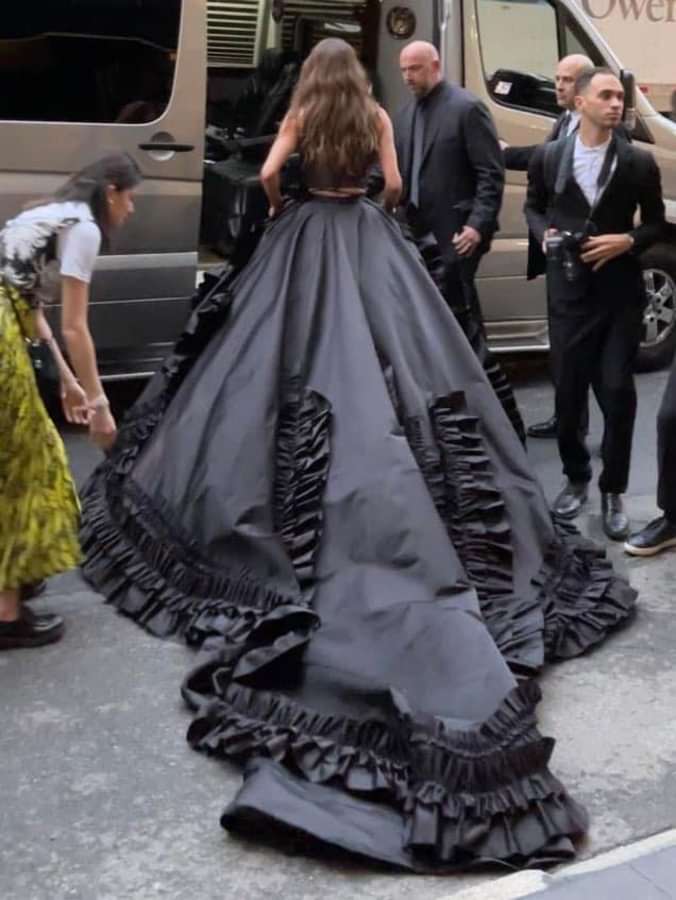 heytheremalak's tweet photo. Kendall on her way to save her family's reputation
#MetGala https://t.co/QIVa4I26Dx