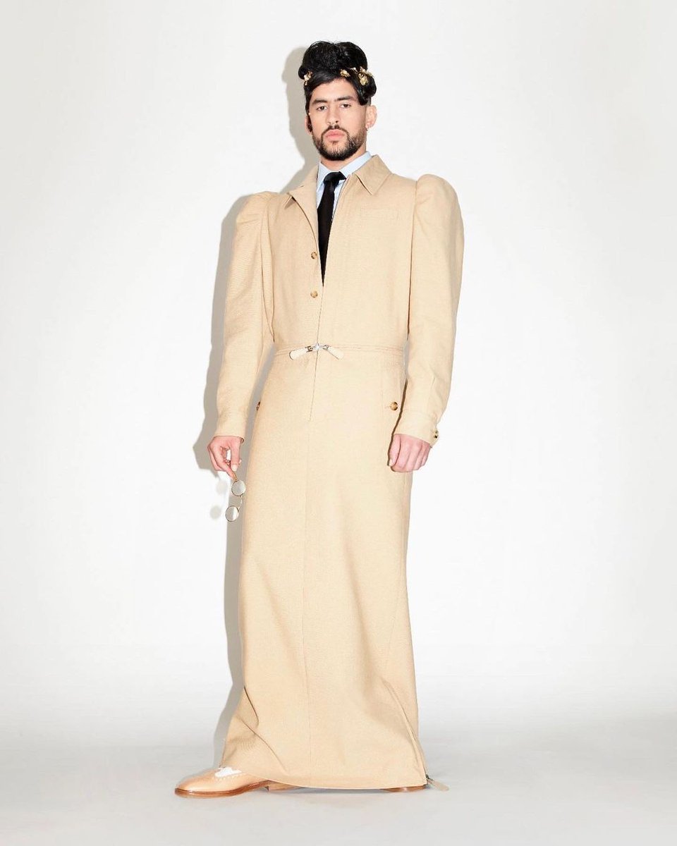 badbunnynetwork's tweet photo. Bad Bunny utilizando Burberry para el #MetGala. https://t.co/v2RsFXdfNR