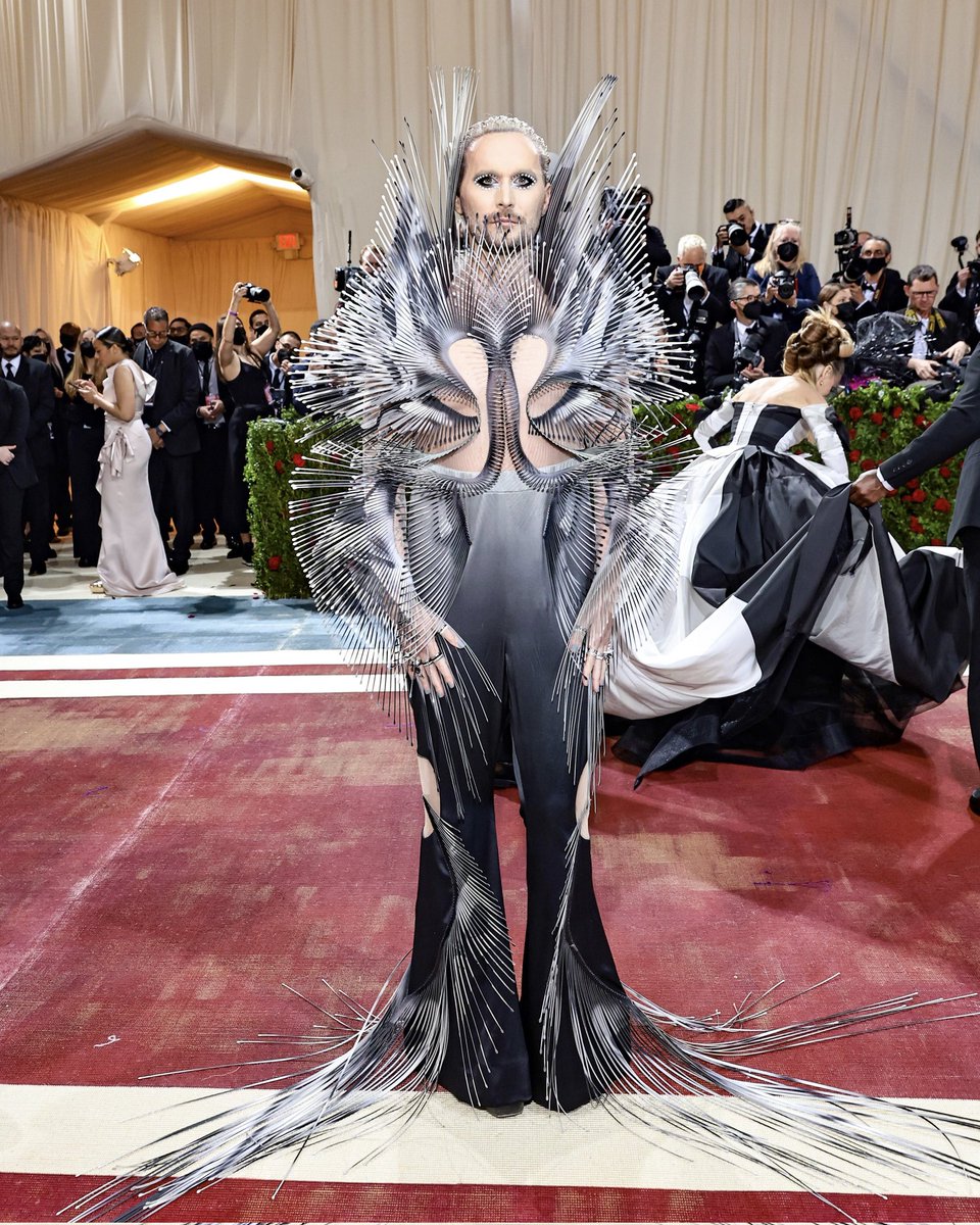LorenzoMonster_'s tweet photo. Este look me recordó el que usó Lady Gaga en los #VMAs2020 
#MetGala #MetGala2022 https://t.co/QhuwPocx6K
