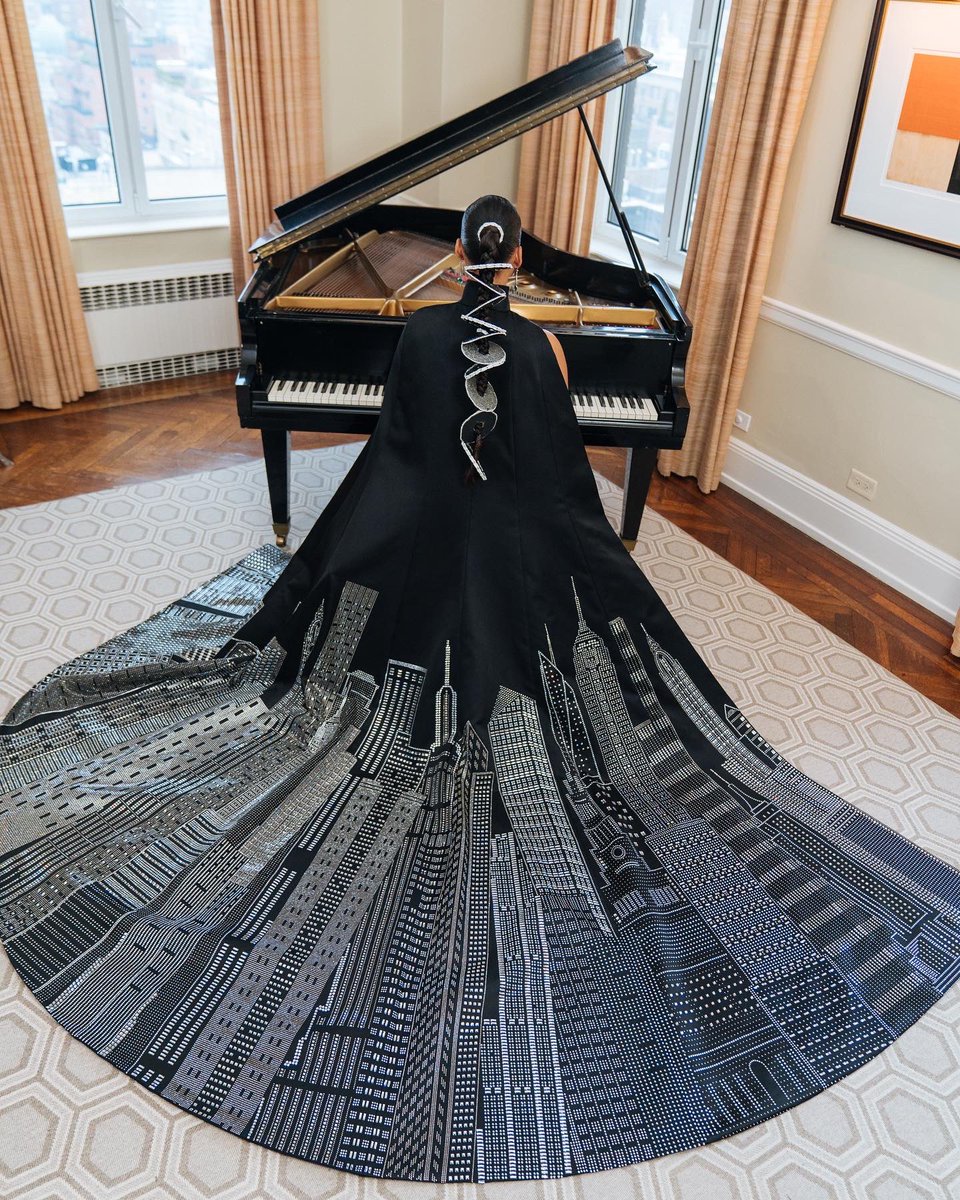 rebecamaccise's tweet photo. 200,000 incrustaciones de cristales tiene la capa de Alicia Keys, inspirada en la ciudad de Nueva York; y 30,000 cristales en el vestido. El total look es de Ralph Lauren #MetGala https://t.co/DEKhnNX1tM