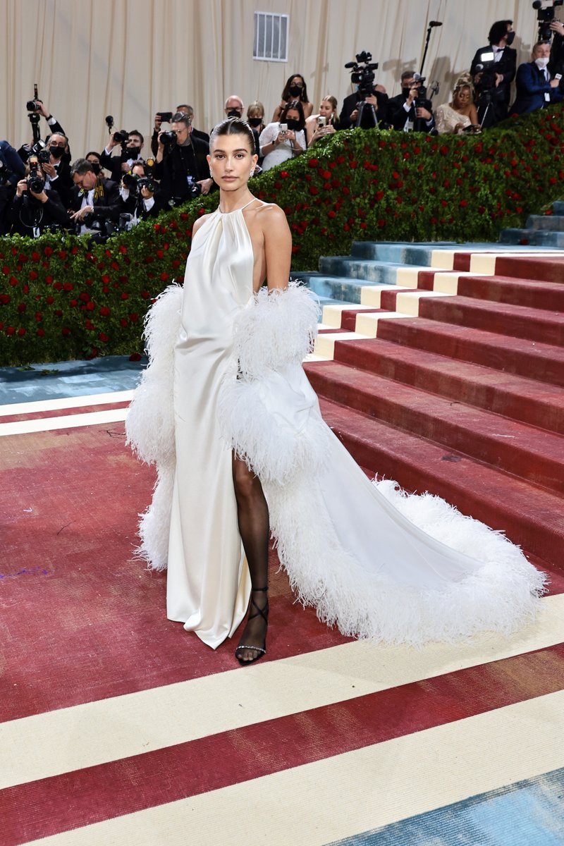 The OPULENCE! Hailey Bieber is dripping in feathers #MetGala #MetGala2022