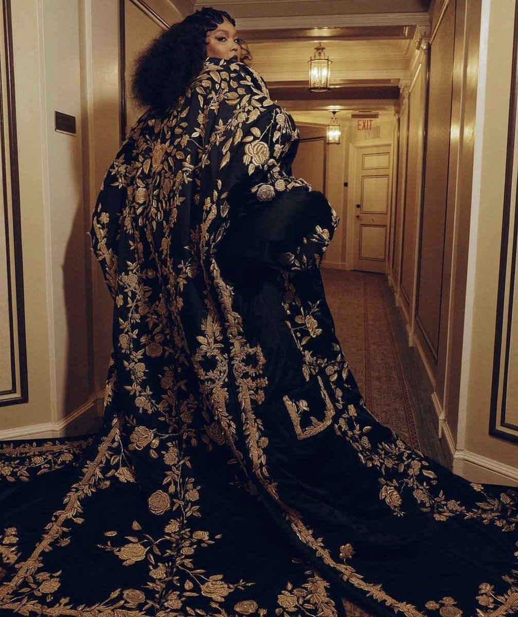 mefeater's tweet photo. Lizzo ate this @ThomBrowne look up at the #MetGala https://t.co/DUUV27GFhi