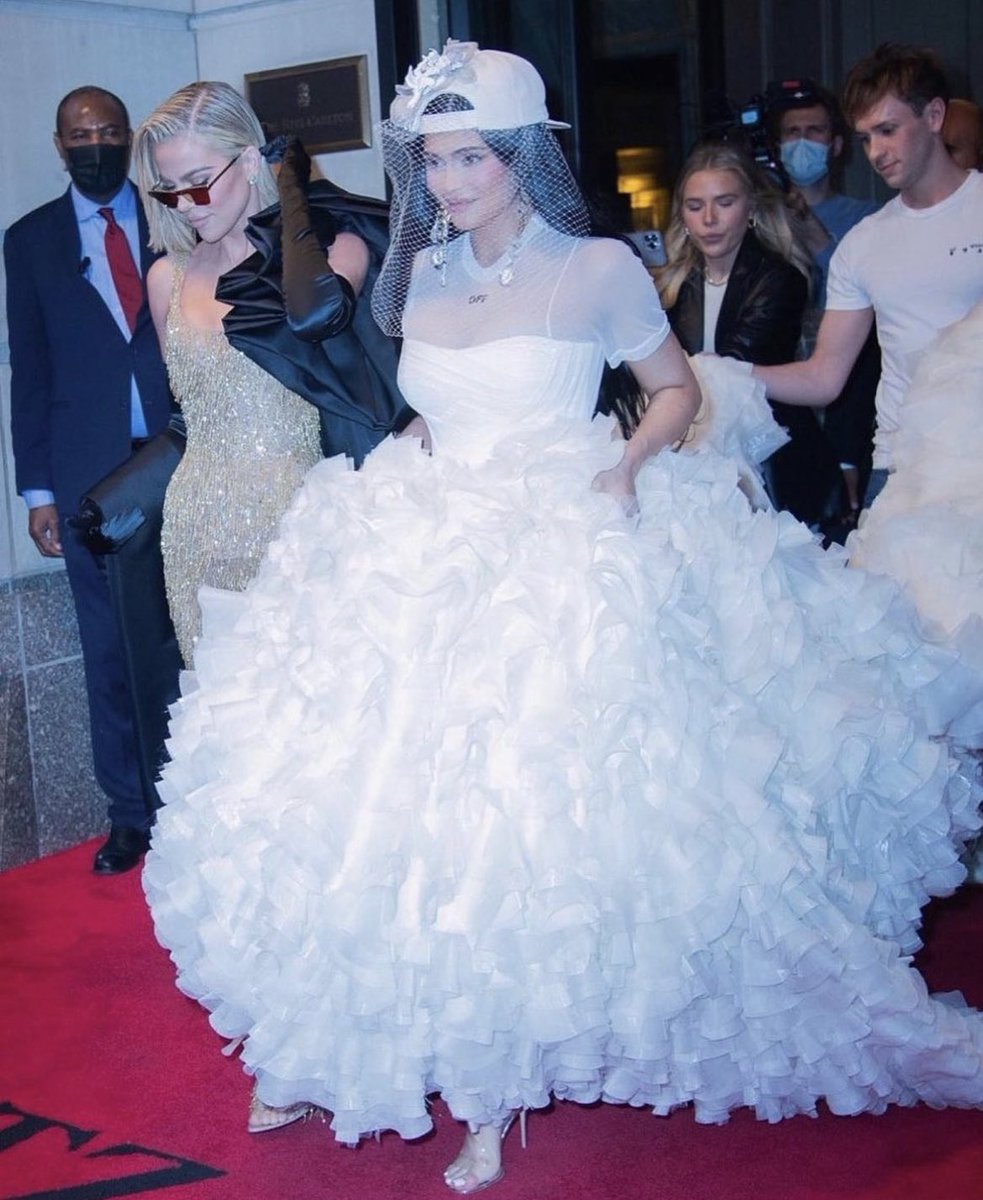 knownascc's tweet photo. Raga scusate Kylie stava venendo dritta dalle riprese non ha fatto in tempo a cambiarsi #MetGala  #MetGala2022 https://t.co/7ta4mBFRgh
