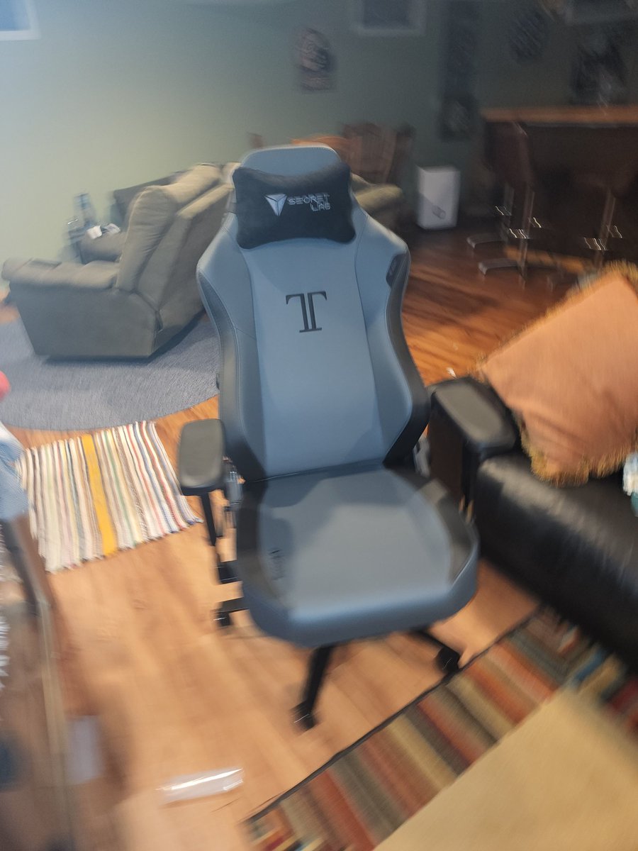 ethanalex7769's tweet photo. Oh yeah! New chair looks great! #secretlab https://t.co/ZdV7Vt04hz