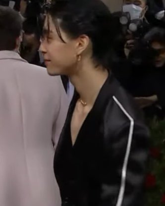 J95LOOKS's tweet photo. Y’ALL DON’T FORGET TO BREATHE #JOHNNY #MetGala https://t.co/RRfeJqWSEP
