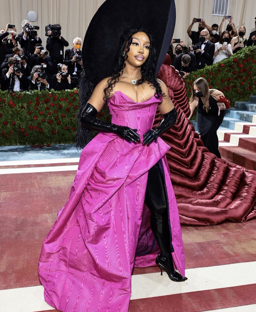 mefeater's tweet photo. Sza wearing Vivienne Westwood at the #MetGala https://t.co/VMxyPiNJUZ