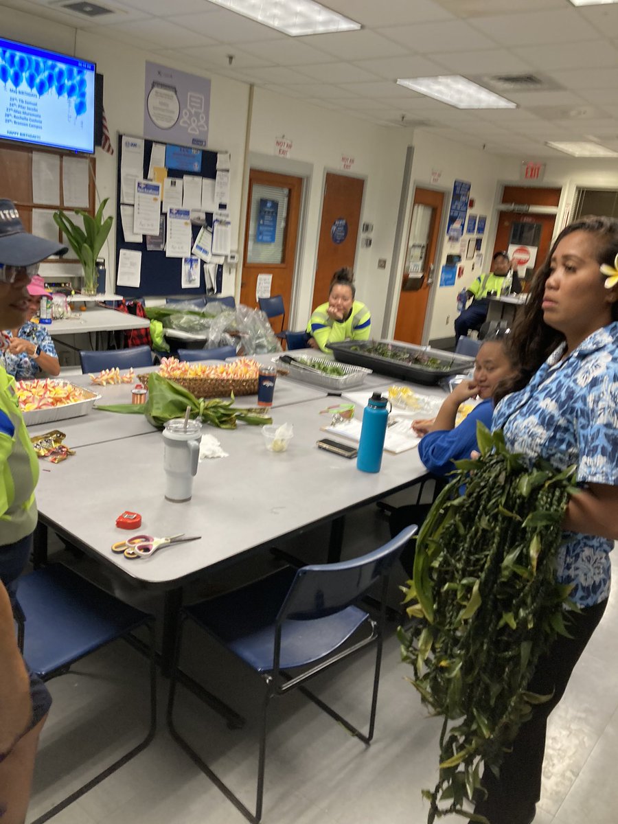 Passengers arriving off of <a href="/united/">United Airlines</a> F-1721(SFO-KOA) 02MAY, greeted by a Lovely Hula performance by KOA CSR: Nani A. #75yrsToHawaii <a href="/MikeHannaUAL/">Mike Hanna</a> <a href="/JMRoitman/">Jon Roitman</a> <a href="/DJKinzelman/">David</a> <a href="/GBieloszabski/">George Bieloszabski (He/Him)</a>