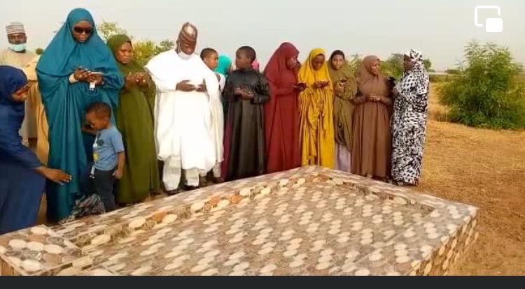 We visit the grave of our dear be loving grand father May jannatul fidaus be your last house in the Of judgement Ameen thuma Ameen🤲😂😂