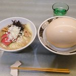 ラーメンの隣にある煮卵。サイズがおかしすぎる。