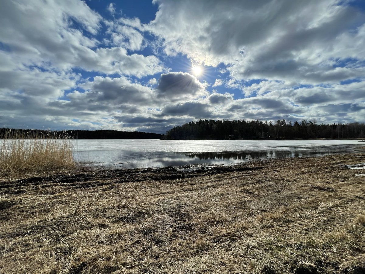 MagdalenaPunz's tweet photo. GuMo aus Finnland! 1300 Kilometer Grenze teilt man sich hier mit dem Russischen Nachbarn. Seit dem Krieg gegen die Ukraine steigt die Zustimmung zur NATO in der Bevölkerung, eine Entscheidung soll bald fallen. Wir melden uns die Woche von den EU- Grenzen zu Russland @puls24news https://t.co/mPSXrNuc3K