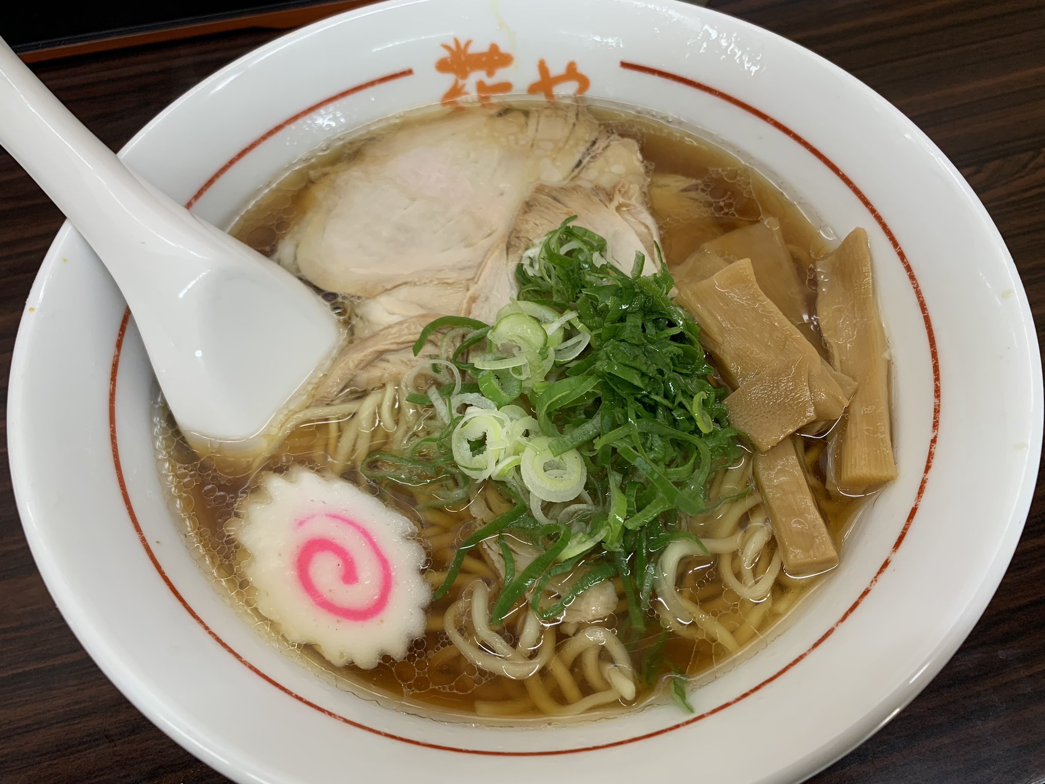 村上広志 酒田市広野にある 花やラーメン でランチ ラーメン屋さんらしからぬ外観で 倉庫の一角で営業されています おもてなしらぁめん を注文 スタンダードな酒田のラーメンと比べると 麺が太めでストレート スープとよく合い とても