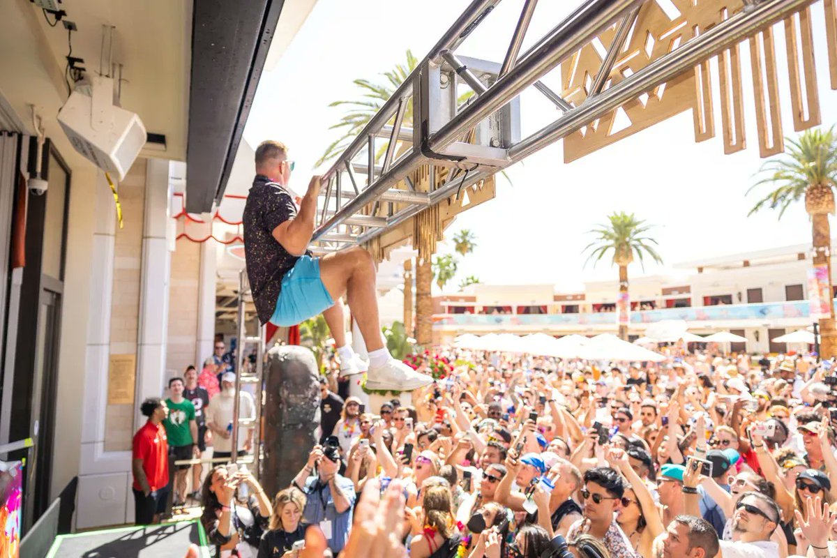 GronkBeachLV's tweet photo. 🤙🏽  Good times hanging out at Gronk Beach Las Vegas!  Catch you at the next one! https://t.co/IzBVIHcZfk