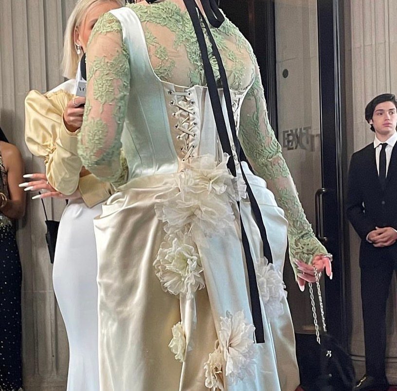alow_vera_'s tweet photo. The only one who understood the assignment. #BillieEilish in Gilded Age gilded glamour at the #MetGala #MetGala2022 👏🏼👏🏼👏🏼 https://t.co/9ZW4WhdCbx