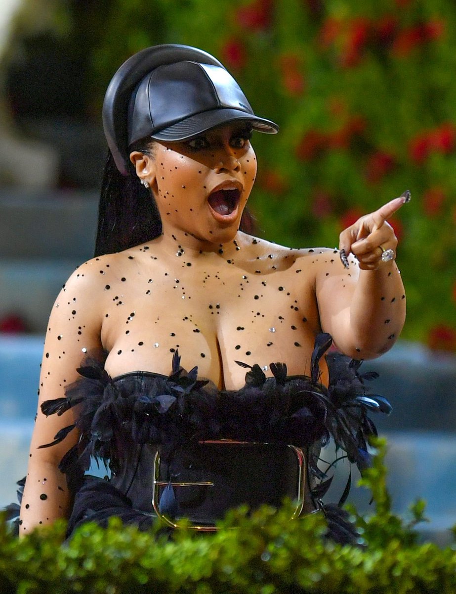 SlRPETTY's tweet photo. Omg who's that?                      It's Nicki Minaj https://t.co/UMcDI8JhF0