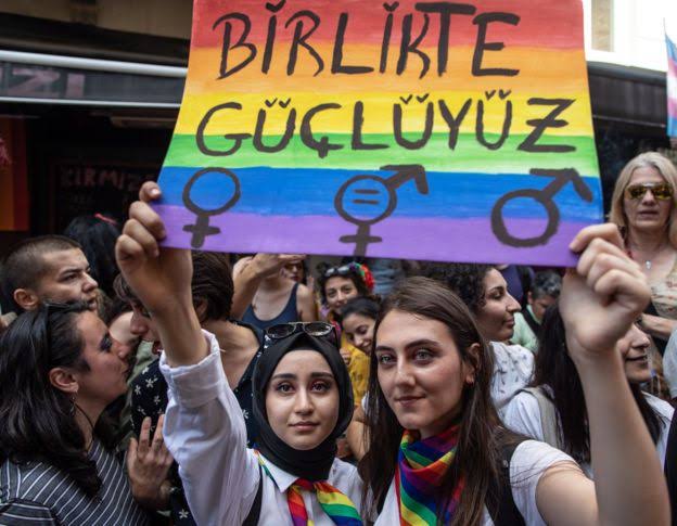 Bizim #Milli değerlerimizle asla bağdaşmayan (Lgbt, #Ramazan etkinliklerinde dans etme, #Mübarek gün ve gecelere özel kokteyl partileri) eylemlerine #Picasso nun bakışıyla
"artık sen ona benzeyeceksin" 
Yani sürekli yapa yapa bu çirkinlikleri normalleştiriliyorlar!