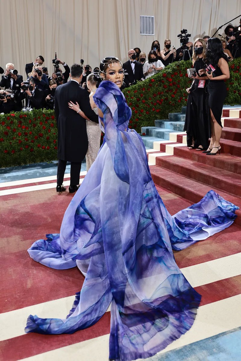 juliaahaesy's tweet photo. winnie harlow and teyana taylor get my vote tonight…definitely top of my list as i judge every single look from my couch #MetGala https://t.co/iRaSYTrlP8
