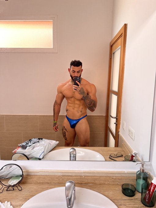 I like blue😏😏💙  https://t.co/Wy9fRe6Ox2 https://t.co/7DKJ8po1bT