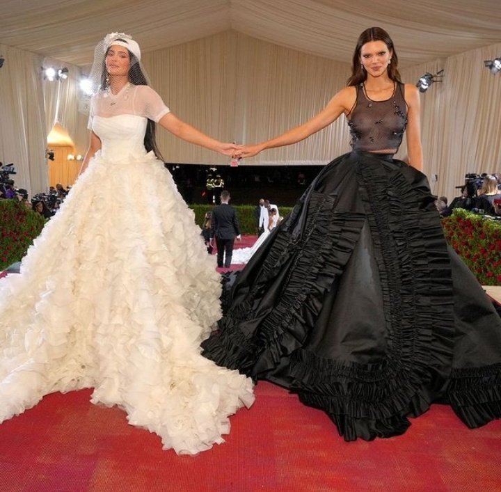 AS MAIORES ✨👑 As Kardashian-Jenner durante o tapete vermelho do #MetGala