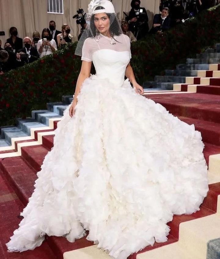 📸| Kylie Jenner no tapete vermelho do #MetGala