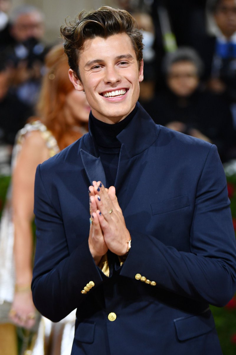 EXISTE HOMEM MAIS LINDO? Shawn Mendes no #metgala