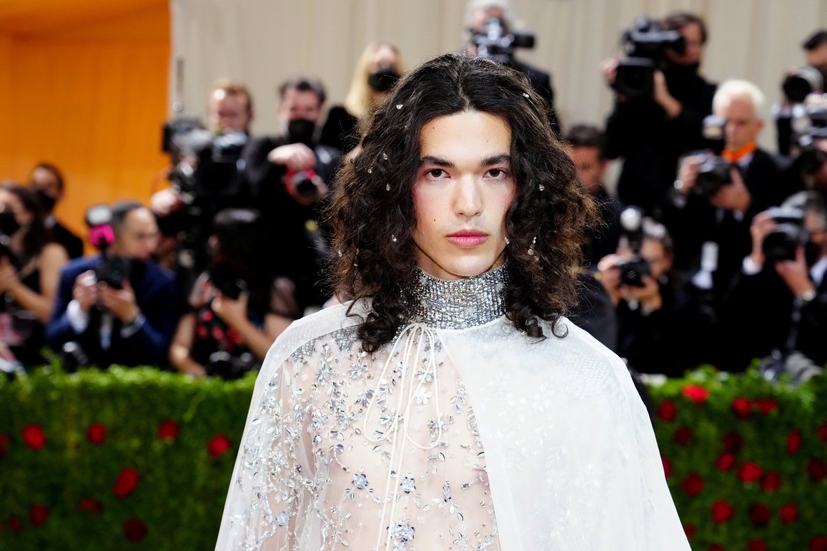 Conan Gray é lindo demais! 🌹 #MetGala