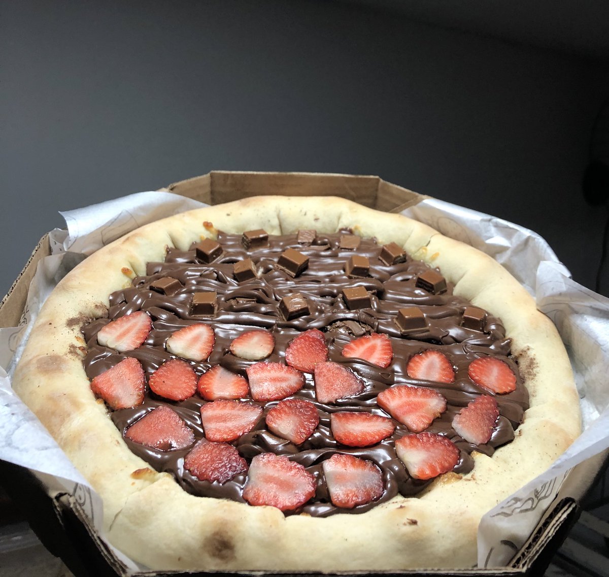 Pizza de KitKat / Morango com chocolate e com borda de baton, você só encontra aqui 😉🤤

Funcionamos todos os dias, delivery para Itaboraí e arredores 🚀