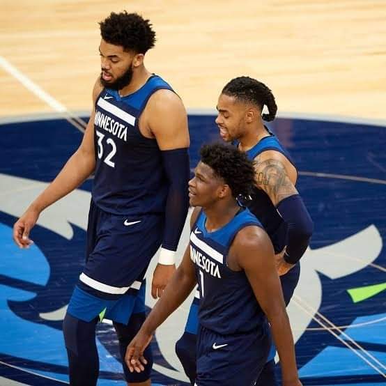 AnalisisdeNBA's tweet photo. El insider #MarcStein reporta que la gerencia de los #MinnesotaTimberwolves buscará traspasar al base y escolta #DAngeloRussell.

* Esto podría originar molestia con la figura principal #KarlAnthonyTowns, quien es muy cercano a Russell. https://t.co/L3hhlIK67l