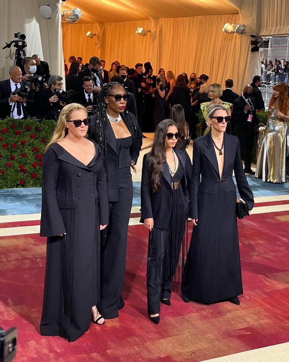 👑 Vee ready to serve 😎 📸 @metmuseum • #MetGala