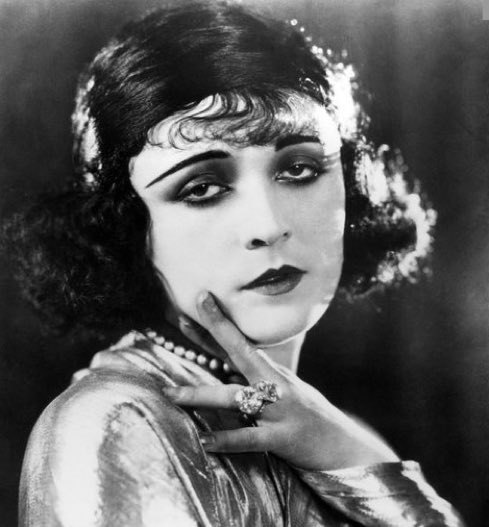 DailyRodrigo's tweet photo. 💬 | Makeup Artist Lilly Keys says Olivia’s makeup was inspired by the silent film era (starting in the 1890s)

— “We wanted to achieve that dreamy, glamorous silent film era vision, while still having that teenage rock star edge.”

🖇 https://t.co/NXh0LTAVcE https://t.co/7KCcXOqFCR