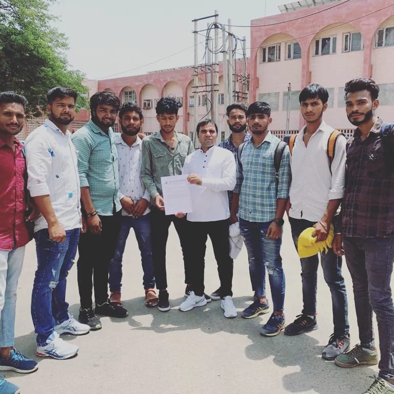 HaryanaAbvp's tweet photo. .@AbvpBhiwani जिले द्वारा चौधरी बंसीलाल विश्वविद्यालय में स्पेशल बस सर्विस पुनः चालू करवाने हेतु व हांसी रोड पर दो गति अवरोधक बनवाने के लिए उपायुक्त महोदय को ज्ञापन सौंपा । https://t.co/3ow7lWQTXk